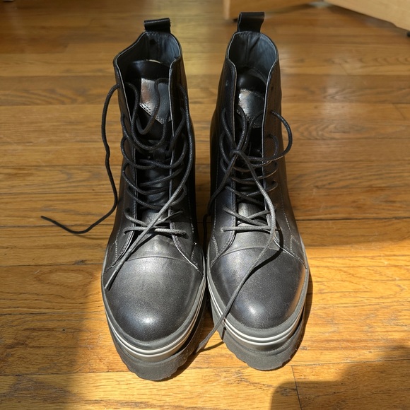 Black high heels - Picture 1 of 5